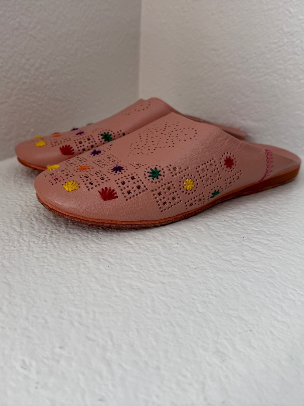NWOT pink embellished clogs, women’s size 9